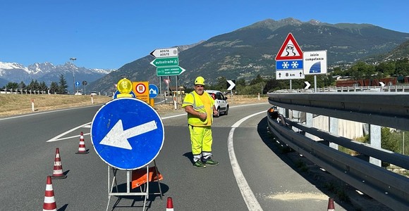 Chiuso il raccordo A5-Statale 27, traffico deviato sulla statale attraverso Aosta Chiuso il raccordo A5-Statale 27, traffico deviato sulla statale attraverso Aosta