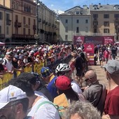 Piazza Chanoux ieri mattina alla partenza dei Giro (cliccare sull'immagine per avviare la gallery; photo credit delle immagini sportive Ezio Cairoli per Laprimalinea.it; photo credit immagini istiuzionali con esponenti della Giunta regionale Moreno Vignolini)