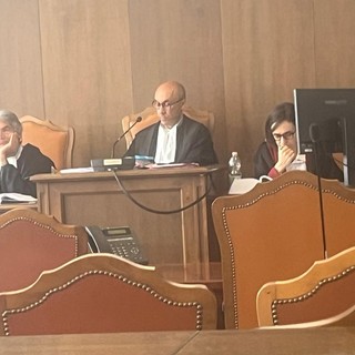 Abusi sessuali ripetuti sulla figlia adolescente della compagna, 55enne condannato a 12 anni di carcere