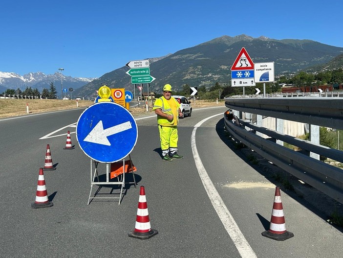 Chiuso il raccordo A5-Statale 27, traffico deviato sulla statale attraverso Aosta