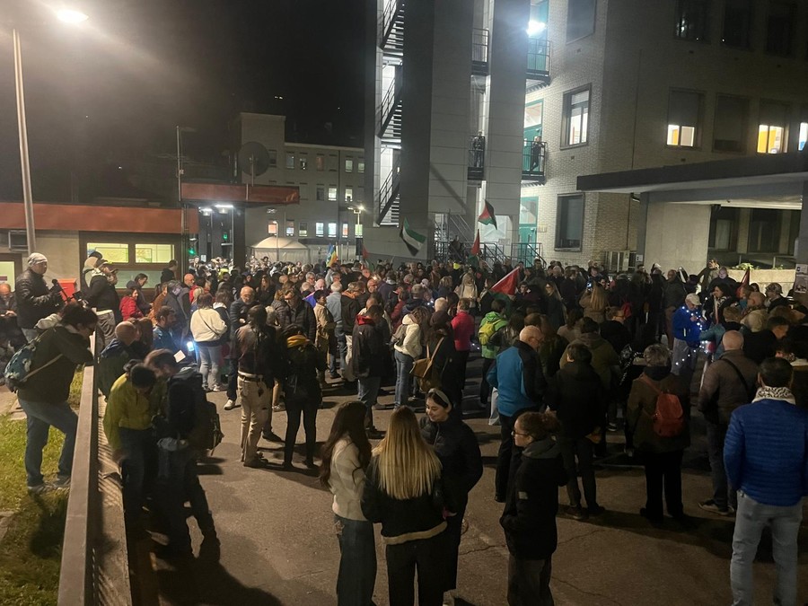 In centinaia al flash mob del 'Parini' contro gli orrori a Gaza e l'arresto illegale della Flotilla