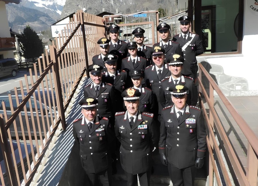 Il Generale dei carabinieri, Riccardo Galletta, con il TenCol Livio Propato e i militari della Stazione di Courmayeur