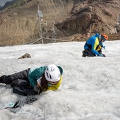 Attività di campionamento sul Ghiacciaio dei Forni (fotografo Filippo Ribola) Attività di campionamento sul Ghiacciaio dei Forni (fotografo Filippo Ribola)