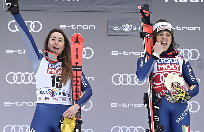 Sofia Goggia e Federica Brignone su un podio in CdM (foto di archivio)