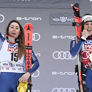 Sofia Goggia e Federica Brignone su un podio in CdM (foto di archivio)