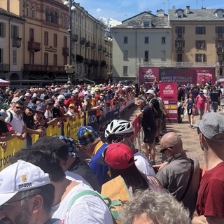 Piazza Chanoux ieri mattina alla partenza dei Giro (cliccare sull'immagine per avviare la gallery; photo credit delle immagini sportive Ezio Cairoli per Laprimalinea.it; photo credit immagini istiuzionali con esponenti della Giunta regionale Moreno Vignolini)