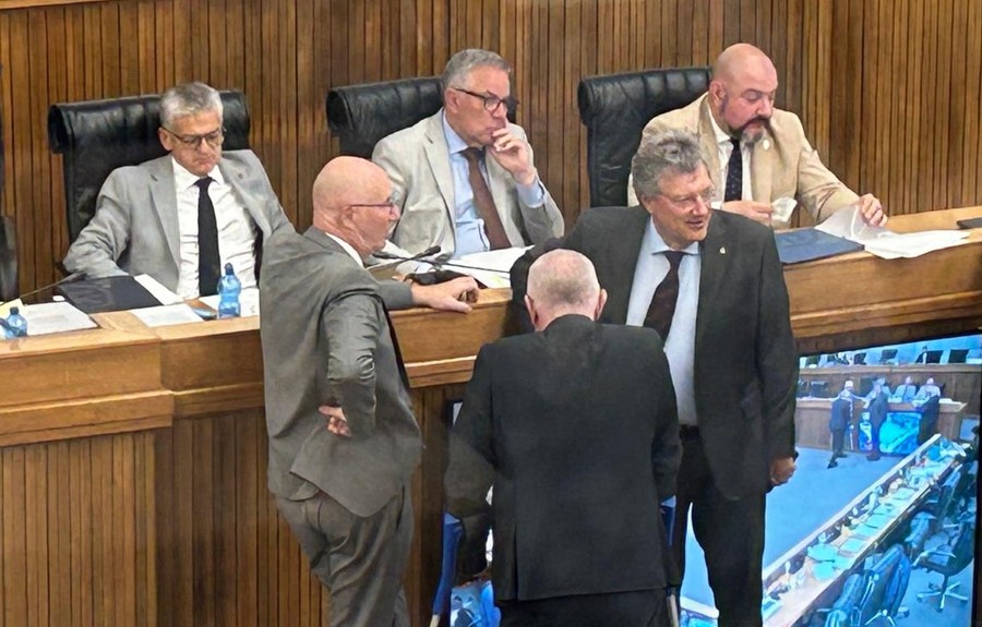 Esponenti della Giunta regionale durante una pausa del Consiglio Valle Esponenti della Giunta regionale durante una pausa del Consiglio Valle