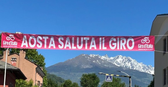 Giro d’Italia, chiusura Statale 26 tra St-Christophe e Quart; occhio agli orari per raggiungere negozi e locali Giro d’Italia, chiusura Statale 26 tra St-Christophe e Quart; occhio agli orari per raggiungere negozi e locali