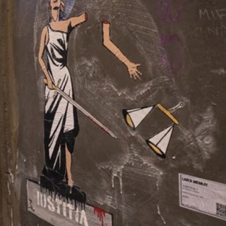 La Giustizia in Italia secondo la street artist Laika