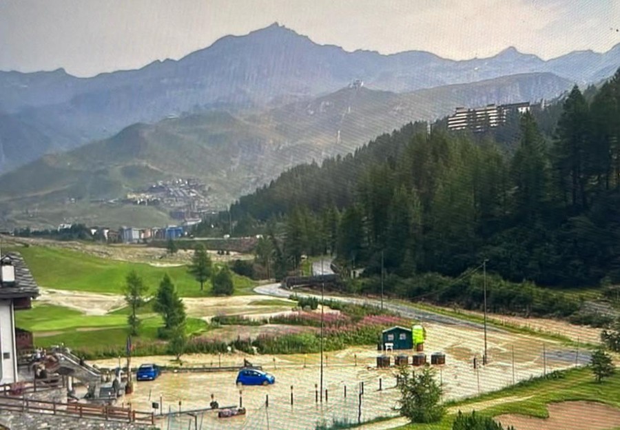 Frane a Cervinia; danni concentrati ai campi da golf, distrutti due ponti. Ruspe già al lavoro, situazione in quota stabilizzata