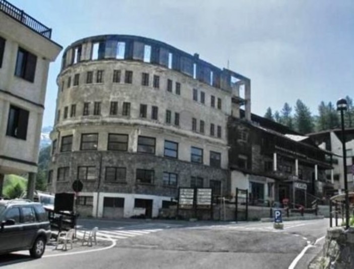 Valtournenche, accordo tra Comune, Regione e 'Vico' di Colliard per il recupero del Gran Baita Valtournenche, accordo tra Comune, Regione e 'Vico' di Colliard per il recupero del Gran Baita