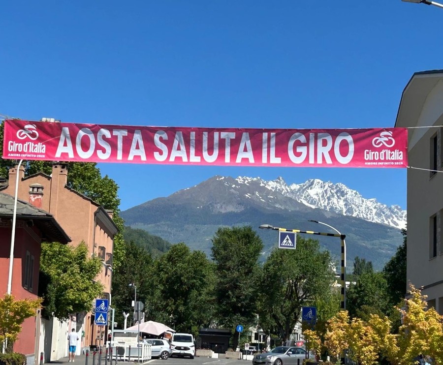 Giro d’Italia, chiusura Statale 26 tra St-Christophe e Quart; occhio agli orari per raggiungere negozi e locali