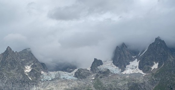 Planpincieux accelera; scattano misure di protezione civile, chiusure e limitazioni in Val Ferret