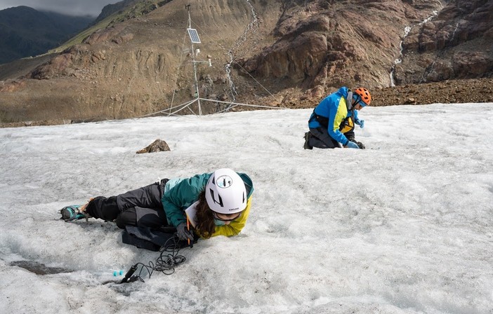 Attività di campionamento sul Ghiacciaio dei Forni (fotografo Filippo Ribola)