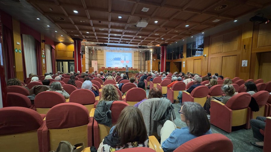 Aosta, Sala gremita per la conferenza sulle '5 leggi biologiche' di Hamer