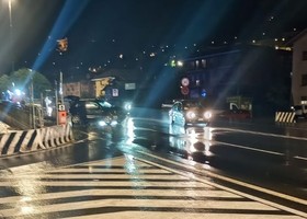 Aosta, auto sbanda e si schianta contro il guard-rail