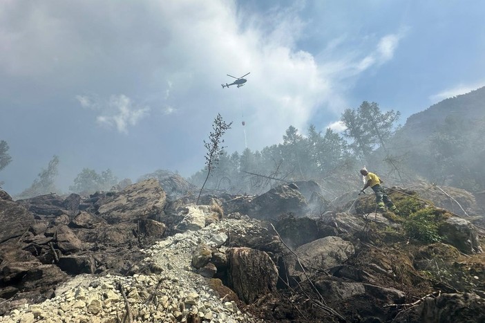 Incendio boschivo a Hône, fiamme sotto controllo e prosegue la bonifica Incendio boschivo a Hône, fiamme sotto controllo e prosegue la bonifica
