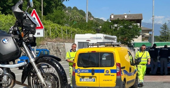 Moto si schianta contro auto sulla statale 26 a Quart Moto si schianta contro auto sulla statale 26 a Quart
