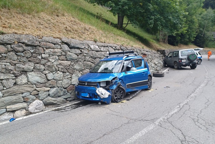 Valtournenche; scontro tra veicoli, due feriti lievi e strada chiusa per oltre due ore
