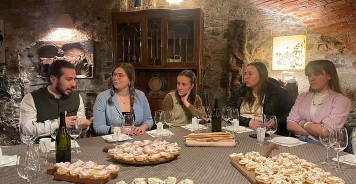 Da sn, Pietro Imbimbo Roullet, Jennyfer Lale Murix insieme a tre membri di Giovani Albergatori Adava Da sn, Pietro Imbimbo Roullet, Jennyfer Lale Murix insieme a tre membri di Giovani Albergatori Adava