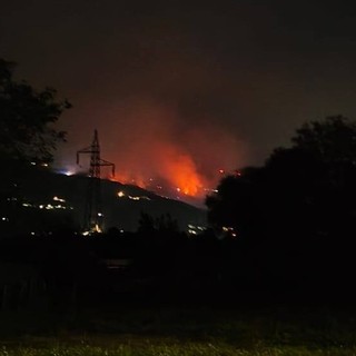 Notte di lotta contro le fiamme, nuovi rinforzi in arrivo