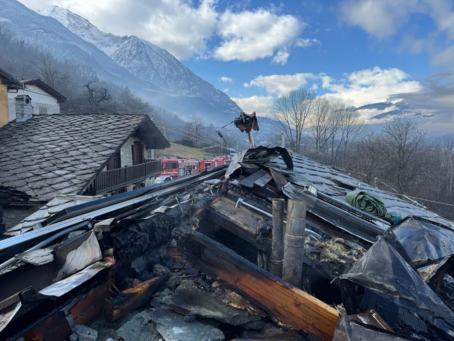 Incendio nel sottotetto, inagibile un'abitazione a Saint-Marcel Incendio nel sottotetto, inagibile un'abitazione a Saint-Marcel