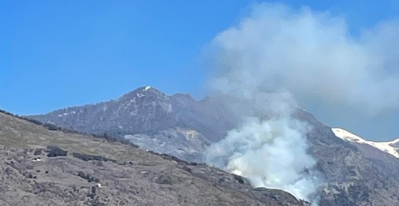 L'incendio è visibile anche dalla strada Statale 26