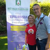 I due firmatari ovvero il presidente di AICE VdA ODV, Manuele Amateis e la responsabile del progetto educativo estivo Été au village, Désirée Benzo
