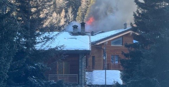 La Thuile, evacuato il condominio Le Col de Neige per un incendio al tetto