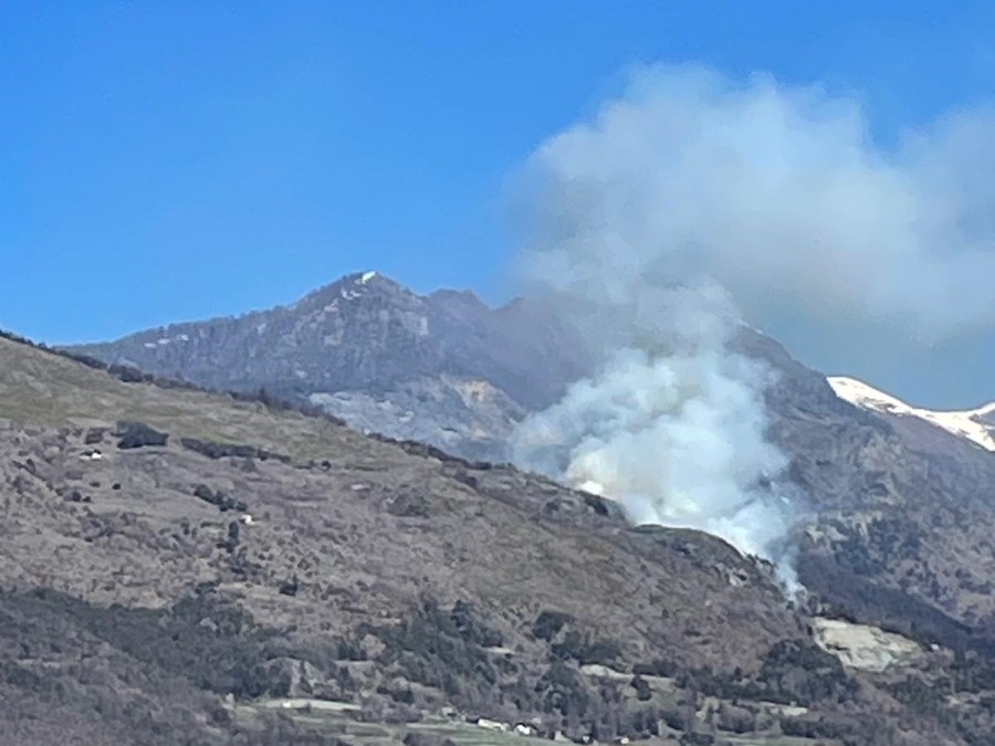 L'incendio è visibile anche dalla strada Statale 26