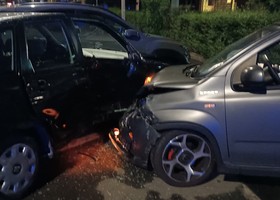 Centra un'auto e fa 'carambola'; incidente stradale in via Chambery ad Aosta