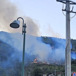 Il rogo visto dal fondo valle nella foto di un lettore