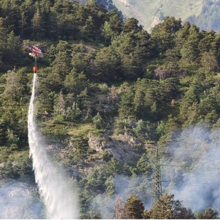 Incendio in un bosco sopra Morgex