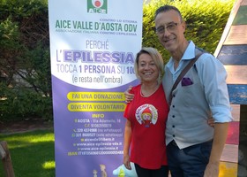 I due firmatari ovvero il presidente di AICE VdA ODV, Manuele Amateis e la responsabile del progetto educativo estivo Été au village, Désirée Benzo