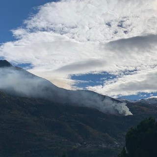 Incendio sulla collina di Gressan, elicottero in azione a Les Fleurs