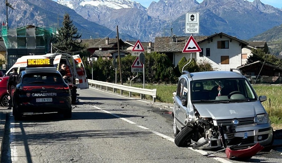 Scontro tra auto a Gressan, una donna ferita Scontro tra auto a Gressan, una donna ferita