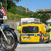 Moto si schianta contro auto sulla statale 26 a Quart
