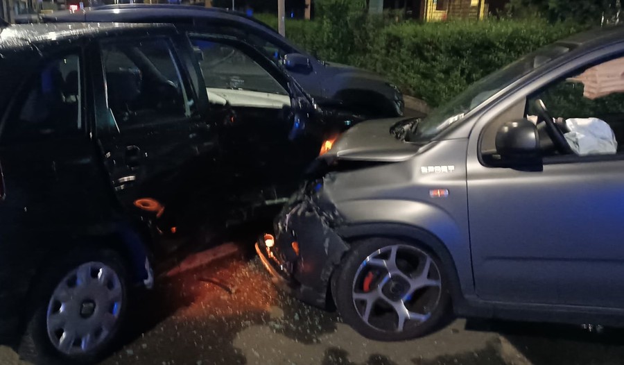 Centra un'auto e fa 'carambola'; incidente stradale in via Chambery ad Aosta