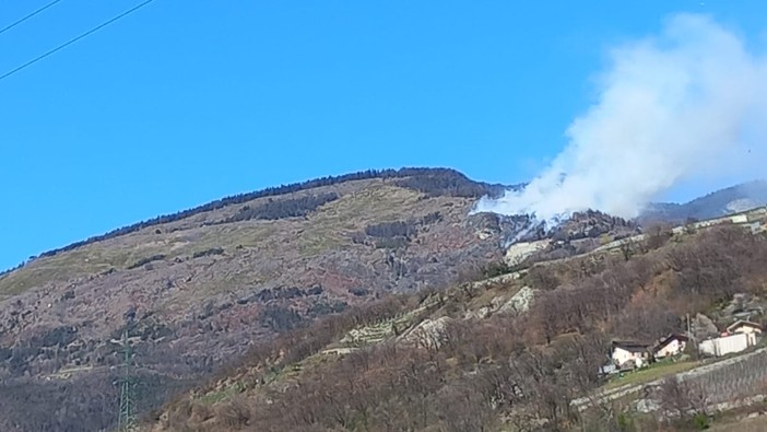 Incendio a Verrayes, sospesi i voli degli elicotteri ma resta il presidio