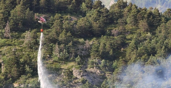 Incendio in un bosco sopra Morgex