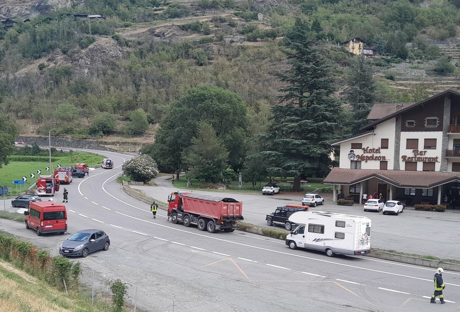Moto contro guard-rail sulla statale 26 a Montjovet, muore centauro valdostano 23enne