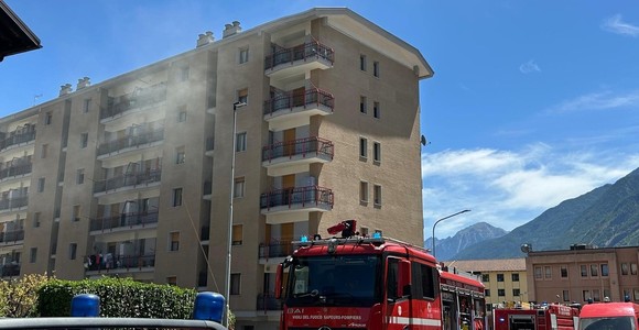 Incendio garage ad Aosta; evacuato condominio, strada chiusa e colpo di calore a un vigile Incendio garage ad Aosta; evacuato condominio, strada chiusa e colpo di calore a un vigile