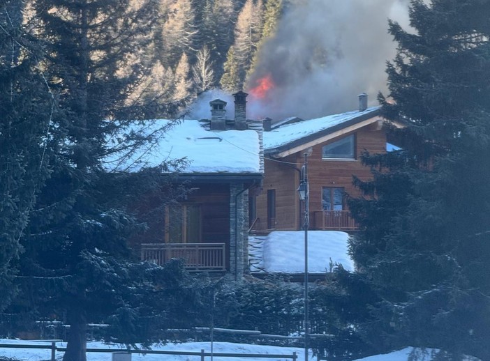 La Thuile, evacuato il condominio Le Col de Neige per un incendio al tetto