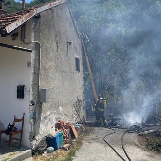 Chatillon, incendio coinvolge auto e abitazione