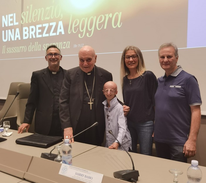 Da sn Don Isidoro Mercuri Giovinazzo, il Cardinale Angelo Comastri, Sammy Basso e i suoi genitori