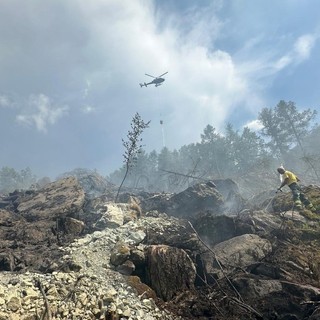 Incendio boschivo a Hône, fiamme sotto controllo e prosegue la bonifica