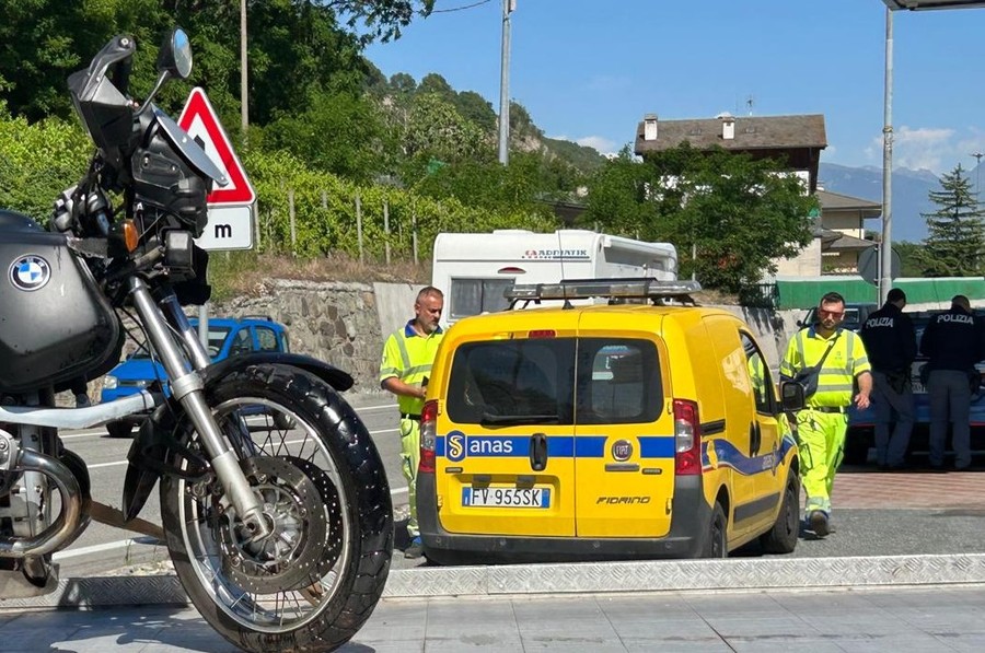 Moto si schianta contro auto sulla statale 26 a Quart Moto si schianta contro auto sulla statale 26 a Quart