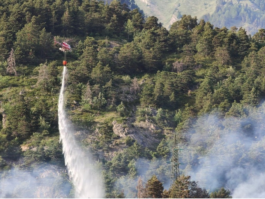 Incendio in un bosco sopra Morgex