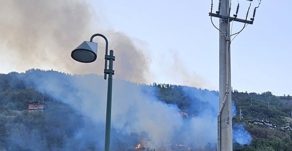 Il rogo visto dal fondo valle nella foto di un lettore Il rogo visto dal fondo valle nella foto di un lettore