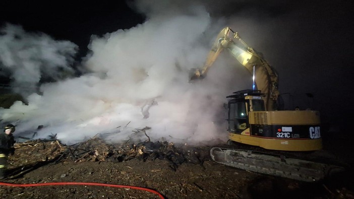 Pontey, domato incendio che nella notte ha distrutto una catasta di legna